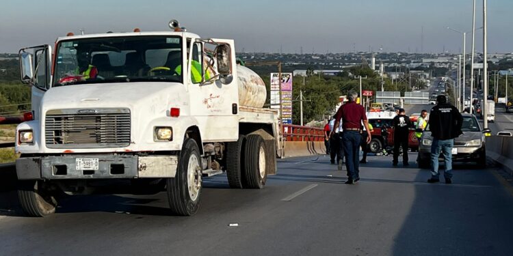Motociclista pierde la vida aplastado por pipa municipal.