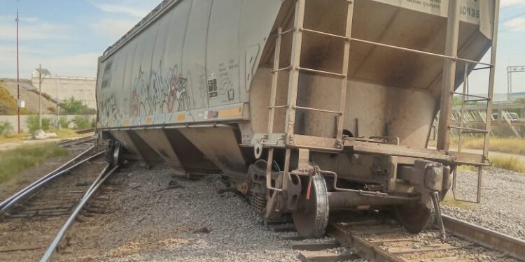 Descarrilan góndolas con maíz en patios de Río Escondido.