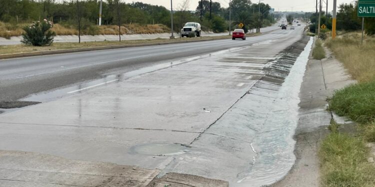 Sigue el escurrimiento de aguas negras al río Escondido.