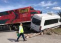 Tren no logra frenar y choca contra van de ODEL en cruce de Nava.