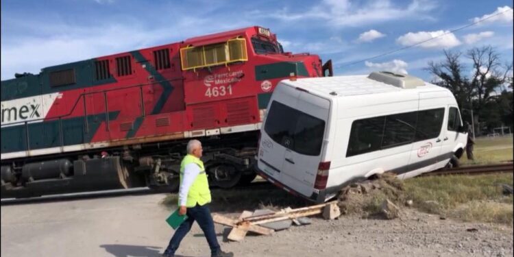 Tren no logra frenar y choca contra van de ODEL en cruce de Nava.