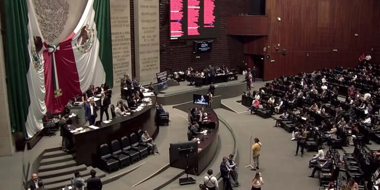 Avalan diputados reforma a la Ley de Amparo entre reclamos de retroactividad.