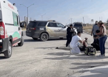 El motociclista salió proyectado contra el parabrisas y cayó inconsciente.