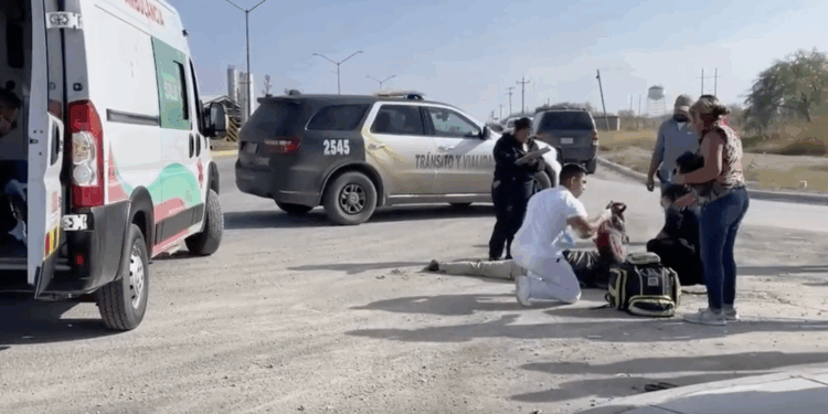 El motociclista salió proyectado contra el parabrisas y cayó inconsciente.