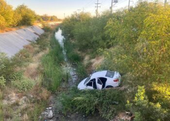 Conductor y dos jóvenes sobreviven a caída de auto al arroyo El Soldado.