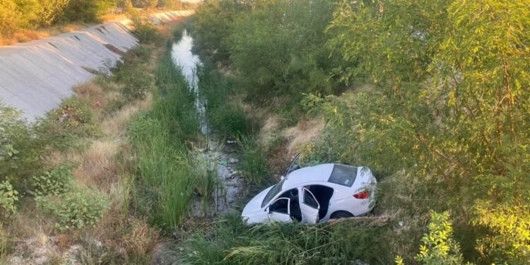 Conductor y dos jóvenes sobreviven a caída de auto al arroyo El Soldado.