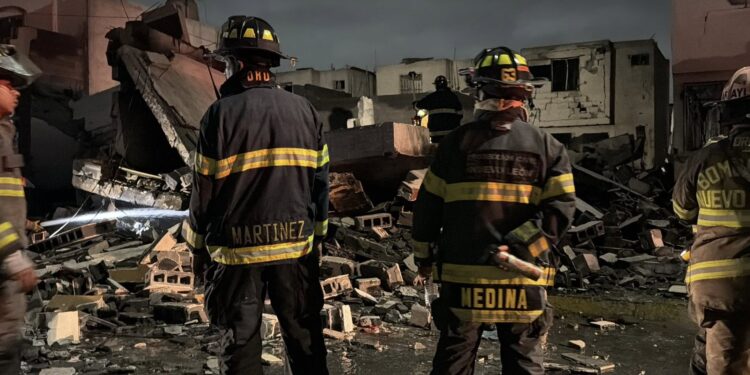 Almacenamiento clandestino de pirotecnia habría detonado tragedia en Pesquería.