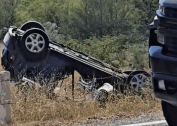 Exceso de velocidad habría provocado la fatal volcadura.
