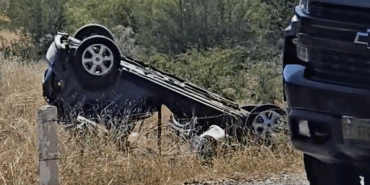 Exceso de velocidad habría provocado la fatal volcadura.