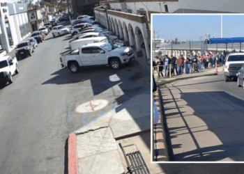 Se saturan los puentes rumbo a Eagle Pass previo al fin de semana largo.