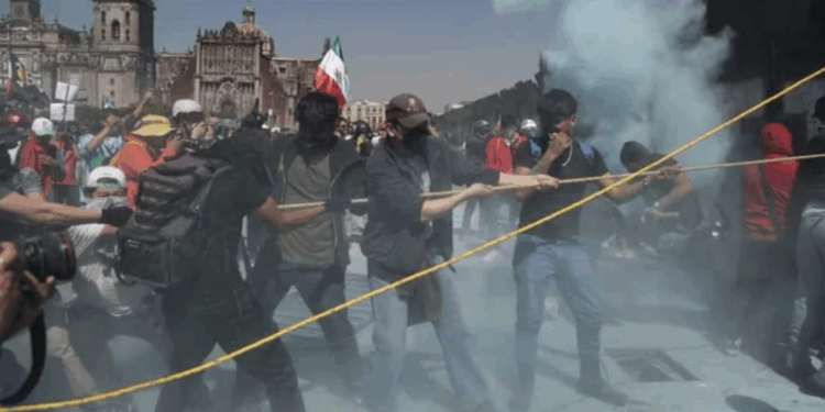 Manifestantes dejaron disturbios frente a Palacio Nacional.