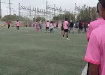 Adultos contienen riña entre jugadores adolescentes en la Arena Premier.