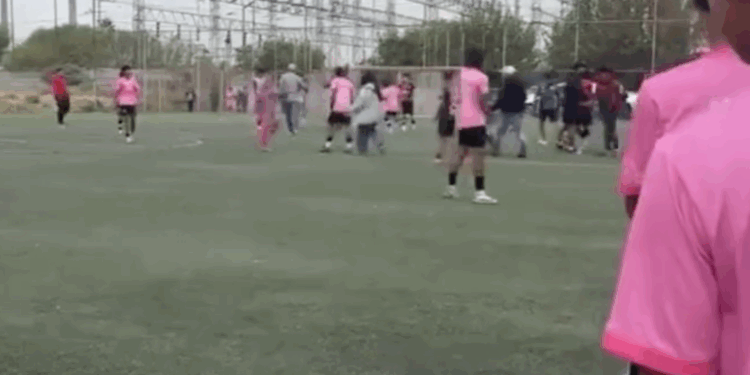 Adultos contienen riña entre jugadores adolescentes en la Arena Premier.