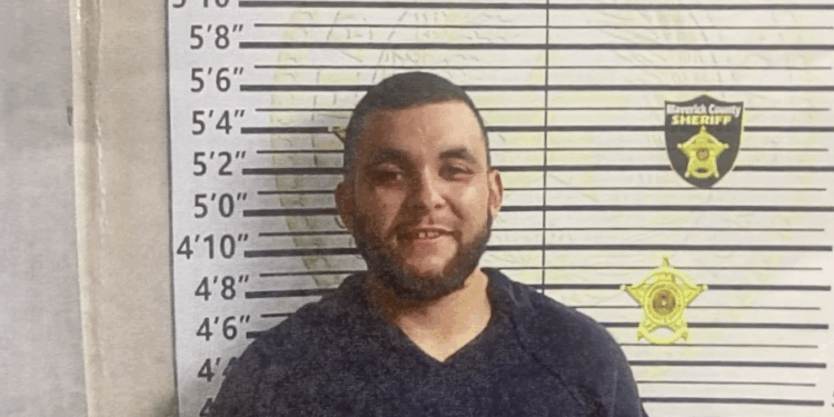 Óscar Gallegos fue detenido por agentes del sheriff tras ser denunciado por la dueña del inmueble.