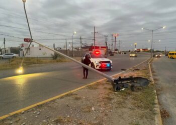 Mustang fuera de control tumba luminaria en Prolongación República; conductor escapa.