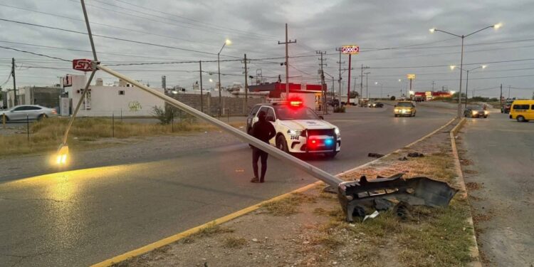 Mustang fuera de control tumba luminaria en Prolongación República; conductor escapa.