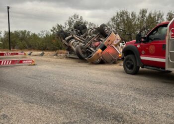 Paramédicos trasladaron al lesionado a un hospital para una valoración médica.