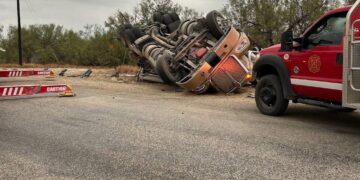 Paramédicos trasladaron al lesionado a un hospital para una valoración médica.