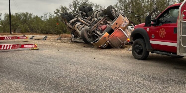 Paramédicos trasladaron al lesionado a un hospital para una valoración médica.