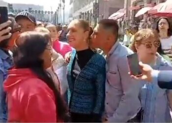 Acosan a la presidenta Claudia Sheinbaum durante recorrido en el Centro Histórico.