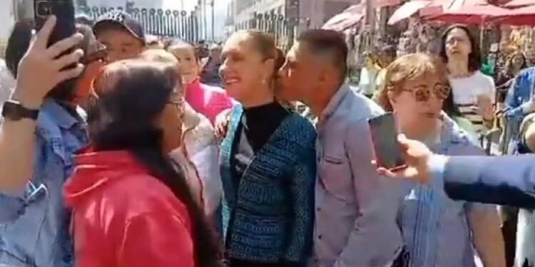 Acosan a la presidenta Claudia Sheinbaum durante recorrido en el Centro Histórico.