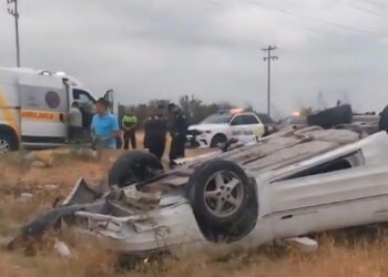 Choque y volcadura en la Pérez Treviño deja a conductora prensada.