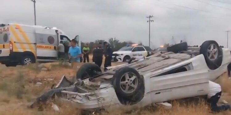 Choque y volcadura en la Pérez Treviño deja a conductora prensada.