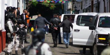 Detienen a siete escoltas del alcalde Carlos Manzo en Uruapan.