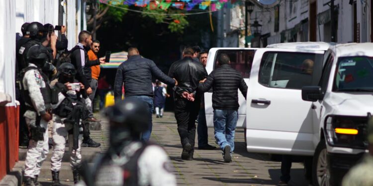 Detienen a siete escoltas del alcalde Carlos Manzo en Uruapan.