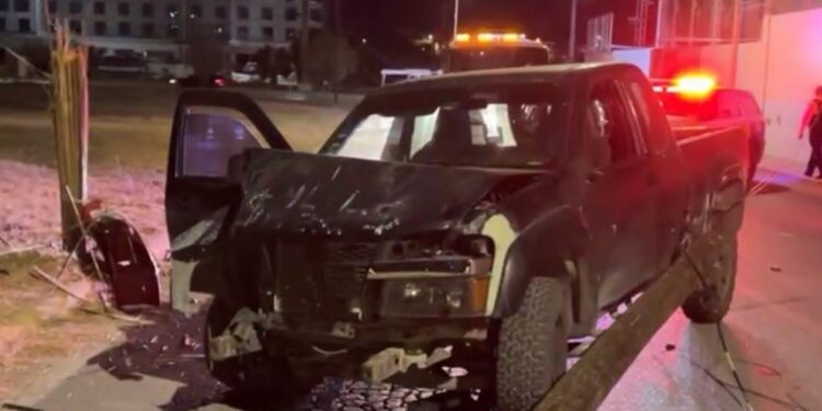 Conductor ebrio huye de operativo y provoca aparatoso choque.