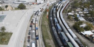 El cierre de vialidades y la obra en vías ferroviarias mantienen inconformidad entre vecinos.