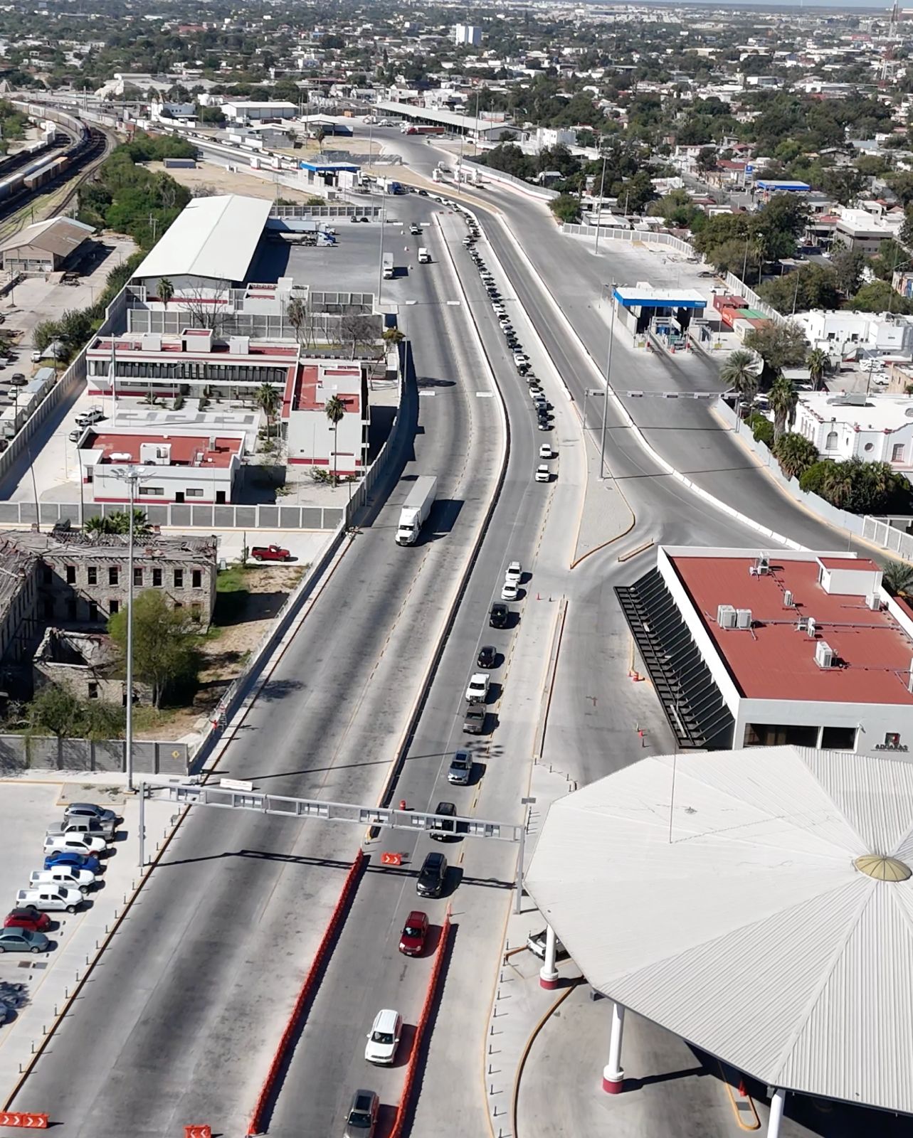 Puentes saturados para cruzar desde PN a Eagle Pass; hasta 2 hrs de ...
