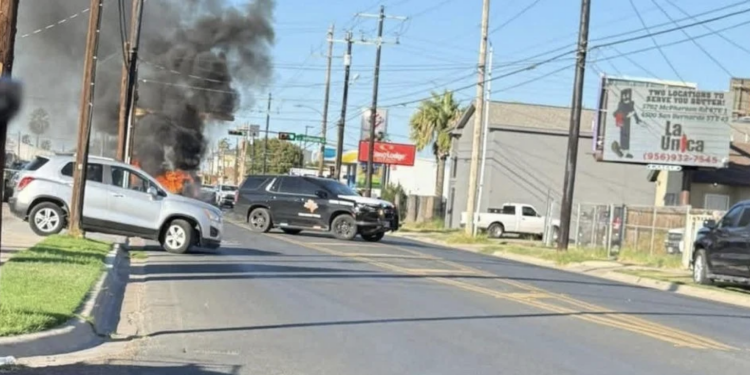 Persecución provocó un atropellamiento, varios choques y el incendio de una patrulla estatal en distintos puntos de Laredo