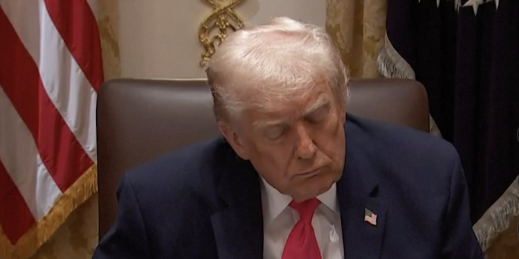 Nuevo episodio de somnolencia de Trump sacude a Washington.