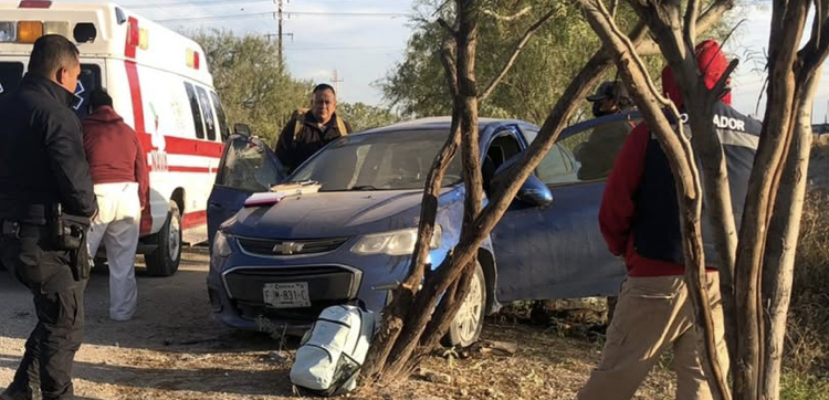 El automóvil quedó con daños de consideración tras el percance.