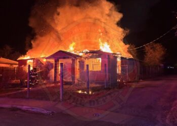 Al lugar acudieron bomberos y personal del departamento del sheriff para brindar apoyo.