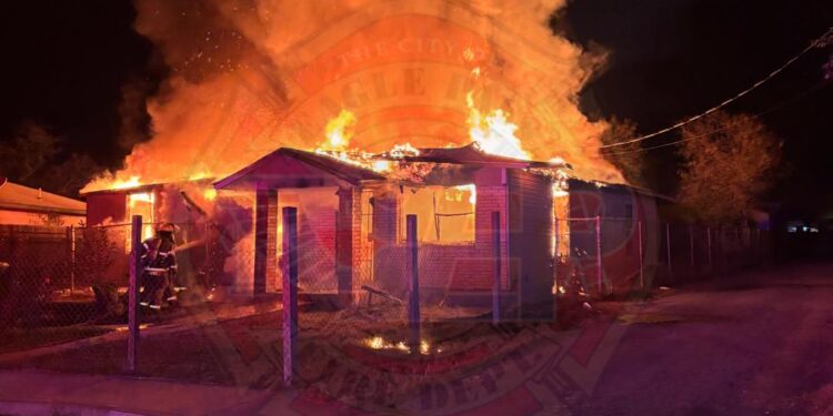 Al lugar acudieron bomberos y personal del departamento del sheriff para brindar apoyo.