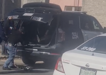 De acuerdo con testimonios, los policías “le aplastaron bien feo los pies”.