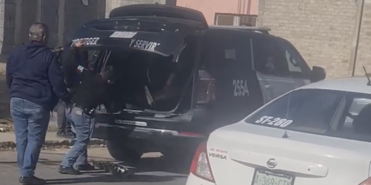 De acuerdo con testimonios, los policías “le aplastaron bien feo los pies”.