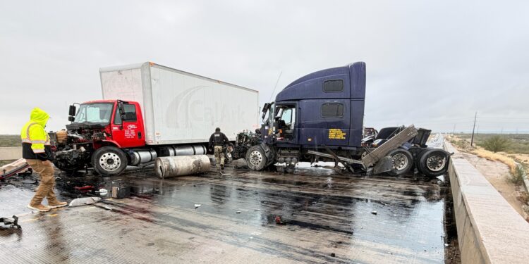 Dos heridos deja colisión de tráileres cerca de la carretera 277.