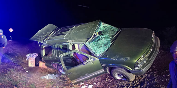 Blazer se vuelca varias veces en Maverick; cinturón evita tragedia.