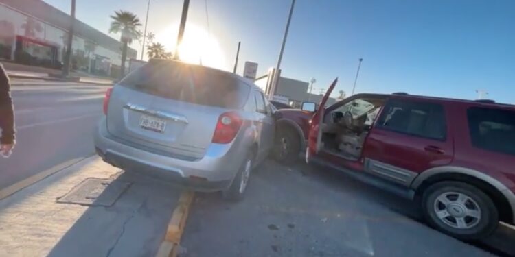 Un conductor perdió el conocimiento y provocó un aparatoso accidente.