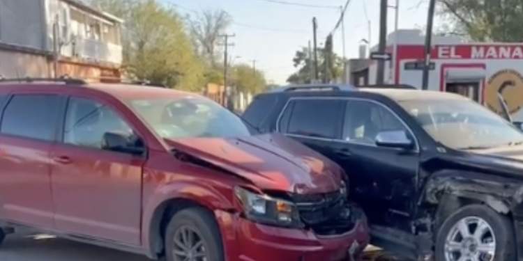 Colisión entre dos camionetas causa daños mayores y dos lesionadas.