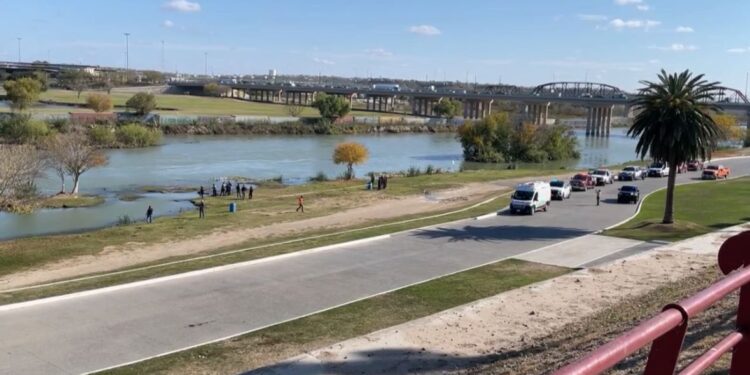 Fiscalía revisa reportes de desaparecidos tras hallazgo en el río.