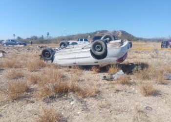 Un vehículo tipo sedán protagonizó una volcadura.