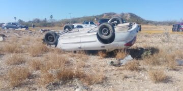 Un vehículo tipo sedán protagonizó una volcadura.