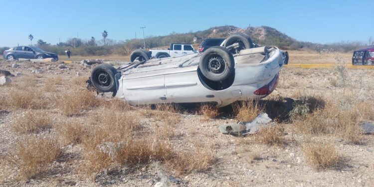 Un vehículo tipo sedán protagonizó una volcadura.