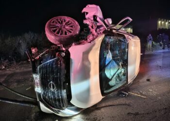 Joven provoca aparatosa volcadura en el libramiento Sur Poniente.