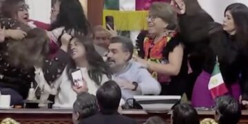 Protagonizan riña en pleno Congreso de la Ciudad de México.