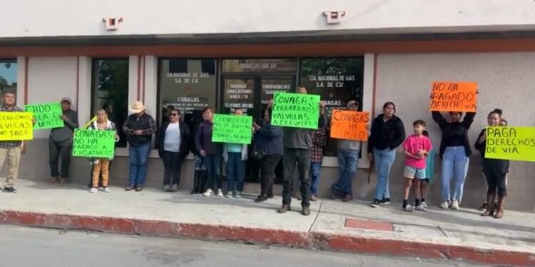 Ejidatarios de Villa de Fuente protestan en Conagas por adeudo de casi una década.